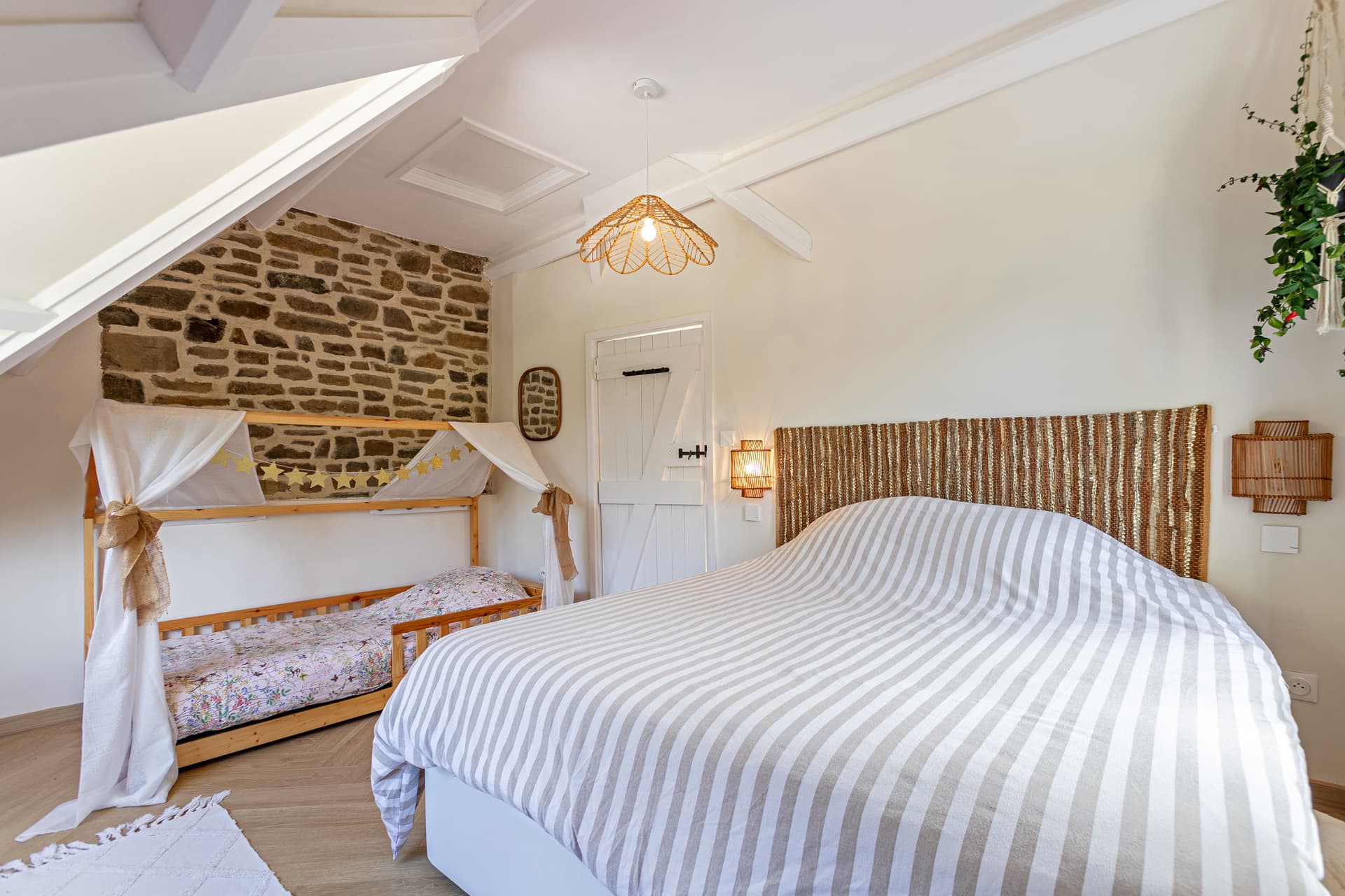 Double bed and children's cabin bed under the beams