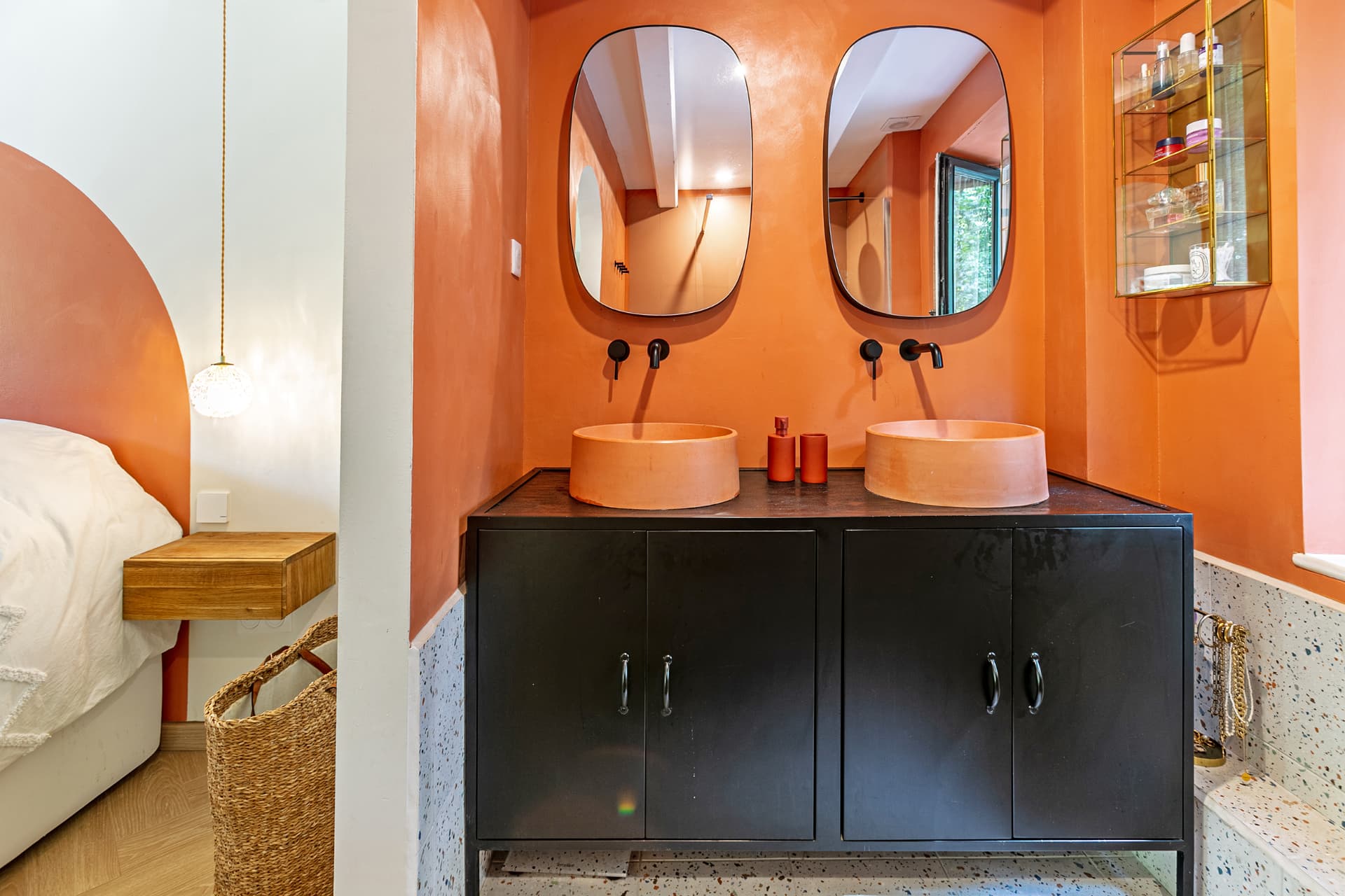 Twin basins and rounded mirrors in the en-suite